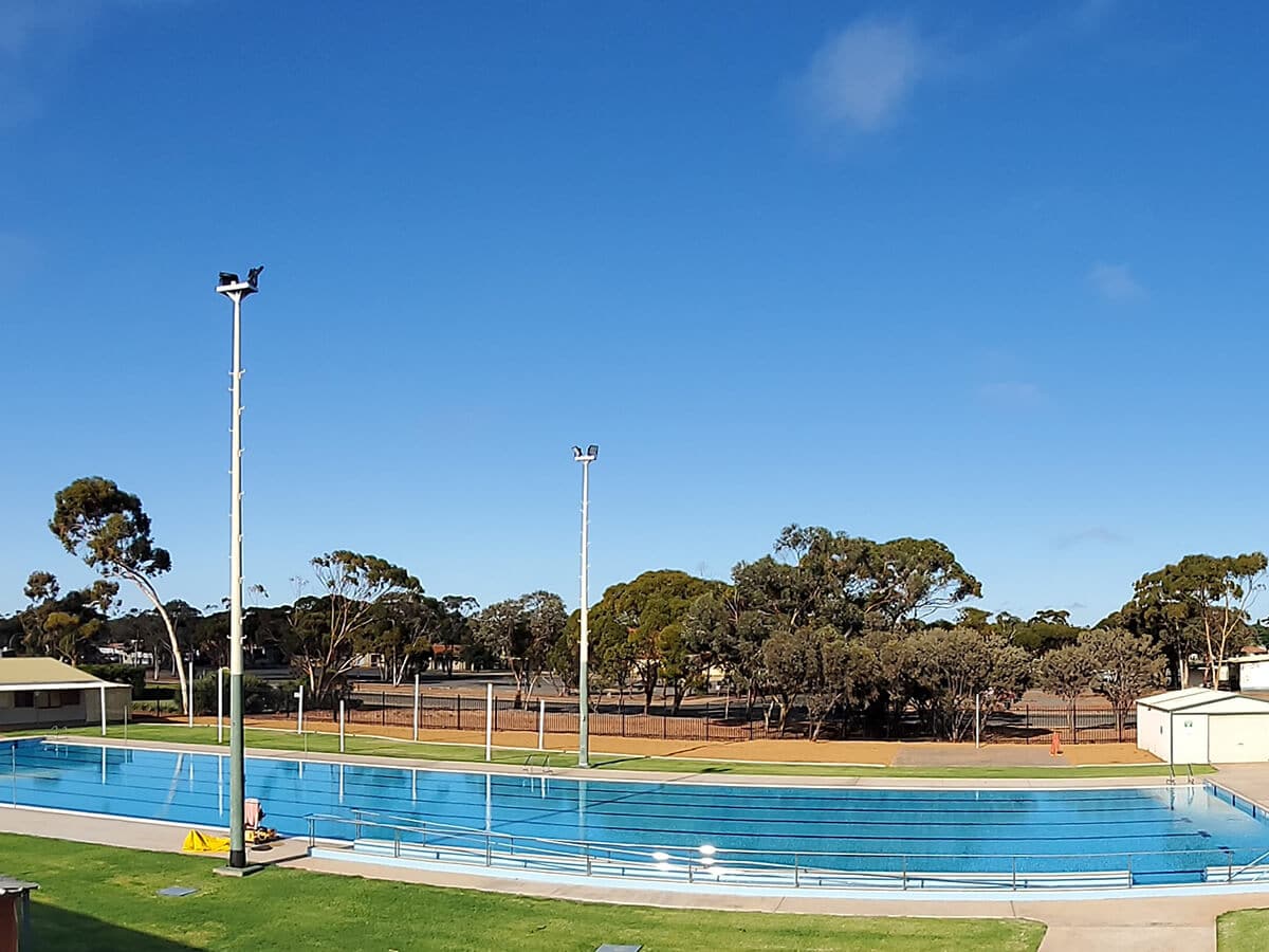 kambalda swimming pool outside